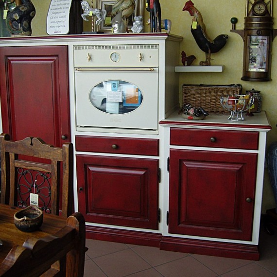 Dispensa per cucina in legno, laccato rosso.
