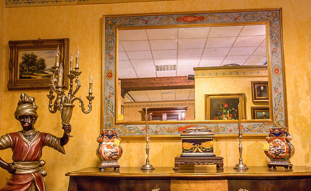 Specchio con cornice in legno decorata e foglia oro