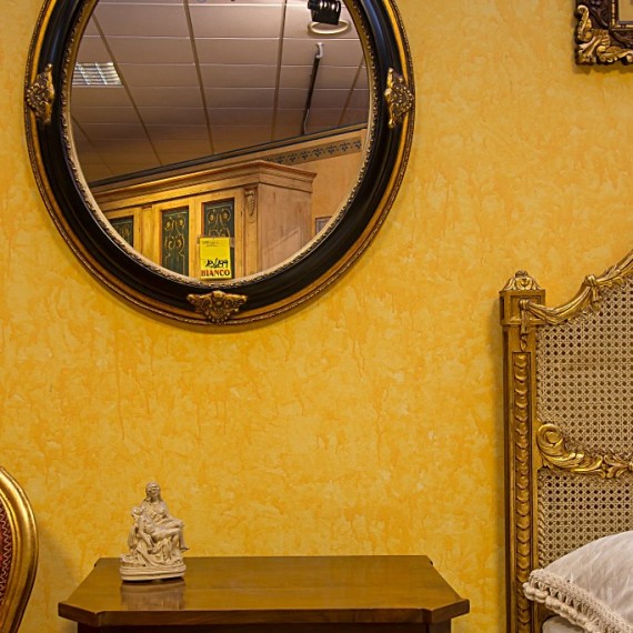 Specchio con cornice in legno finitura foglia oro e nero