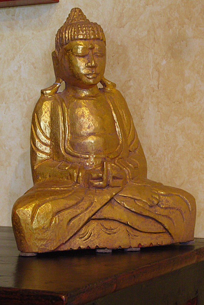 Buddha seduto, in legno finitura foglia oro, rappresenta Dhyana, entrambe le mani sono appoggiate sul grembo e i palmi sono rivolti verso l'alto, con la mano destra sopra la sinistra: simboleggia la meditazione.