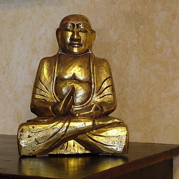 Buddha seduto, in legno finitura foglia oro, rappresenta Vitarka o dhammachakka, questo mudra rievoca il primo sermone del Buddha, con il pollice e l'indice di una mano (vitarka) o di entrambe le mani (dhammachakka) si uniscono a cerchio mentre le altre dita sono tese verso l'esterno.