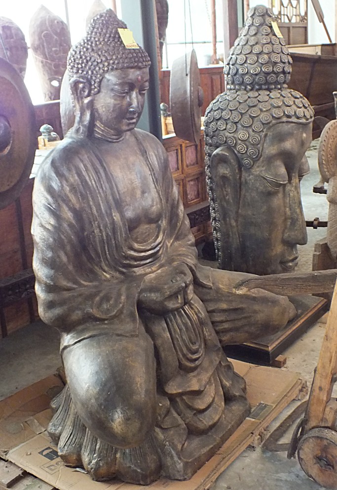 Statua Buddha seduto, in terracotta, rappresenta Dhyana, entrambe le mani sono appoggiate sul grembo e i palmi sono rivolti verso l'alto, con la mano destra sopra la sinistra: simboleggia la meditazione.