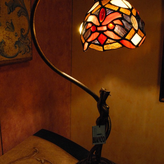 Lampada tiffany a forma di farfalla, con base in bronzo raffigurante fiori.