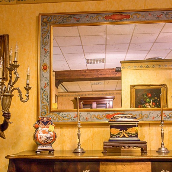 Specchio con cornice in legno decorata e foglia oro