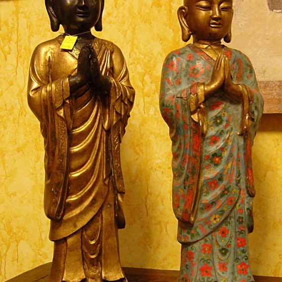 Buddha in ceramica , in piedi con mani giunte raffigura il gesto di adorazione e di saluto.