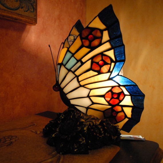 Lampada tiffany a forma di farfalla, con base in bronzo raffigurante fiori.